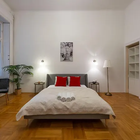 Grand Deco On The St Stephen Boulevard