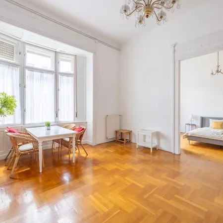 Grand Deco On The St Stephen Boulevard *