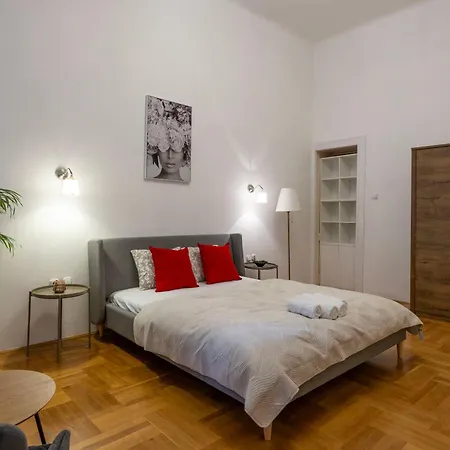 Grand Deco On The St Stephen Boulevard Apartmán