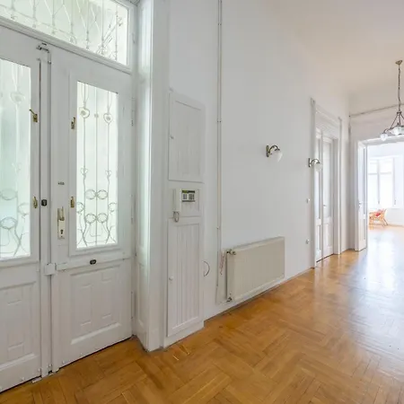 Grand Deco On The St Stephen Boulevard Apartmán *