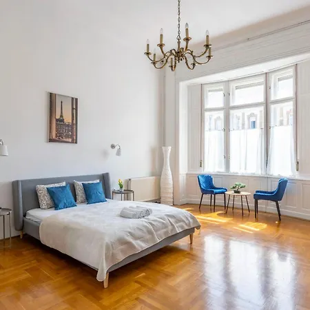 Grand Deco On The St Stephen Boulevard Budapešť