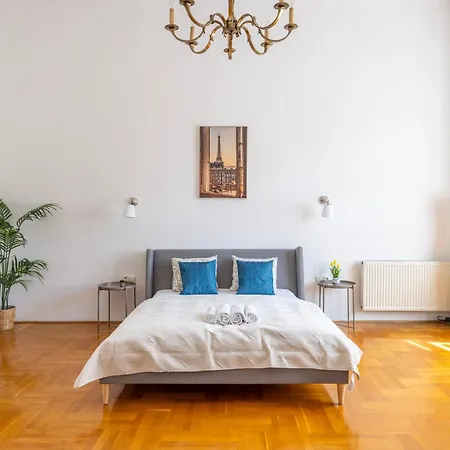 Grand Deco On The St Stephen Boulevard *