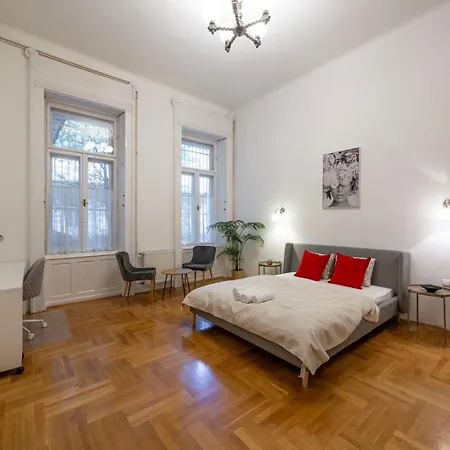 Grand Deco On The St Stephen Boulevard